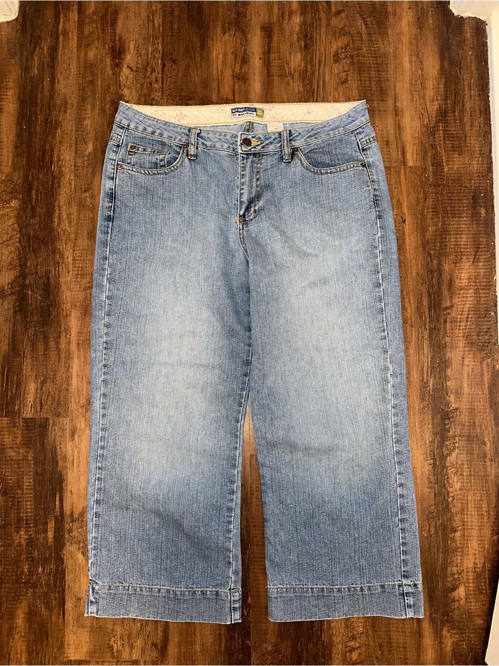 Low rise vintage old navy Light Wash capris